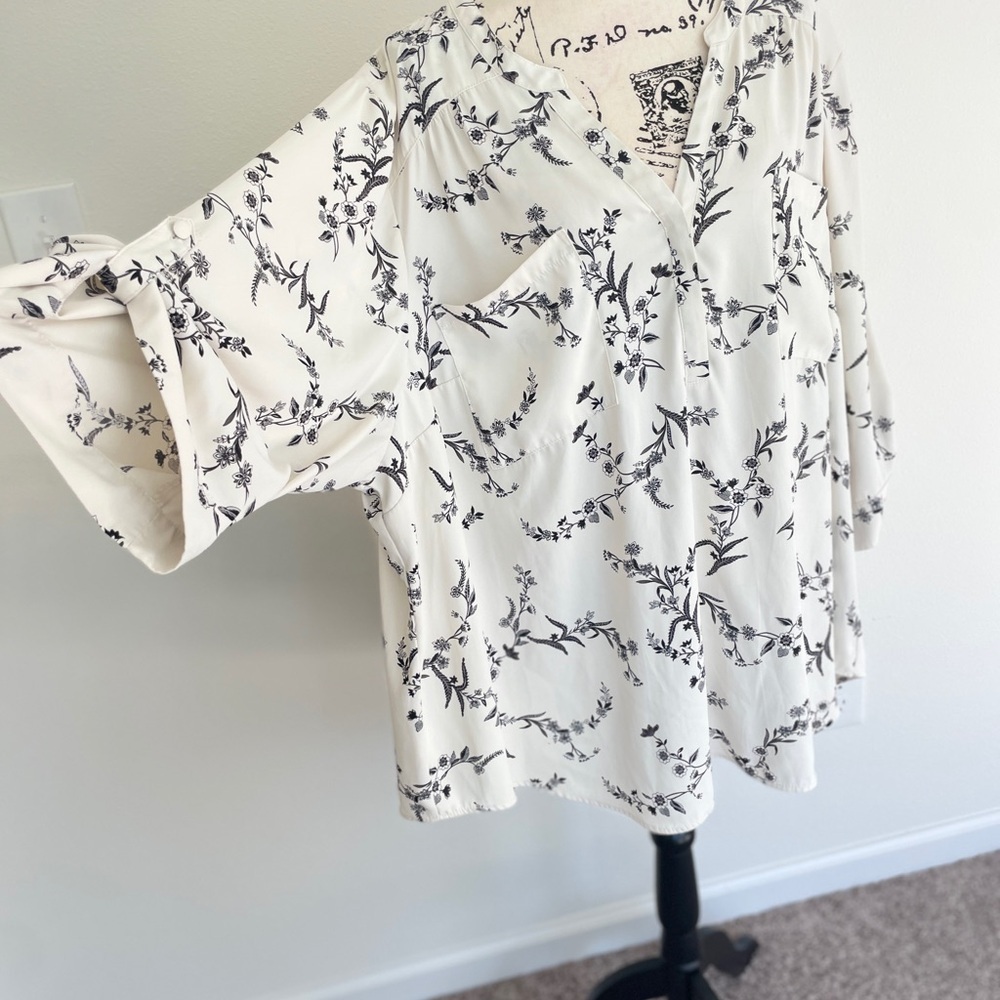 Torrid Harper Blouse Floral Black ivory size 5xl Smocked V neck Aesthetic core - Picture 8 of 15